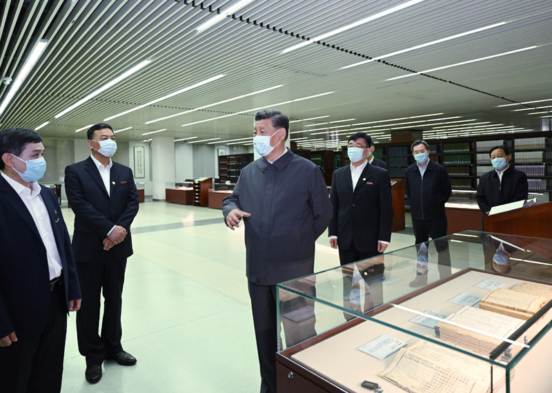2022年4月25日，習(xí)近平來到中國人民大學(xué)考察調(diào)研。這是他在圖書館考察。