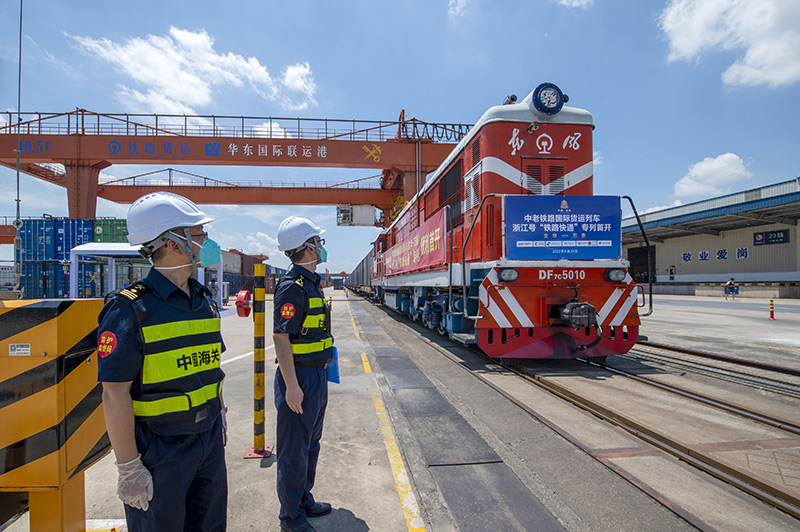 2022年6月29日，浙江金華，中老鐵路國際貨運列車浙江號“鐵路快通”首趟專列經(jīng)海關(guān)監(jiān)管后，從浙江省鐵路金華南站鳴笛啟程，經(jīng)磨憨口岸駛向老撾萬象。