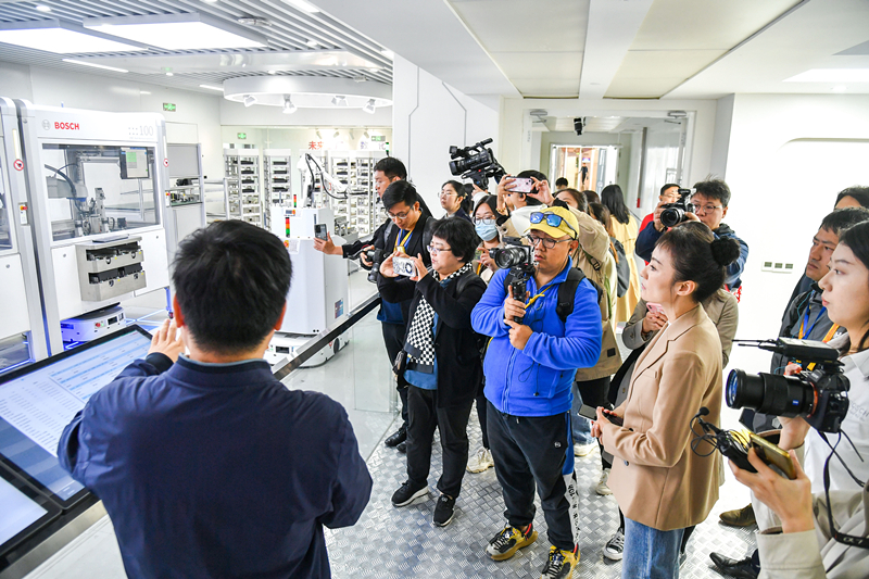 2023年10月16日，第三屆“一帶一路”國際合作高峰論壇新聞中心組織中外記者采訪。記者在中德大廈內(nèi)的博世未來工廠展區(qū)參觀，了解其高質(zhì)量創(chuàng)新發(fā)展成果。
