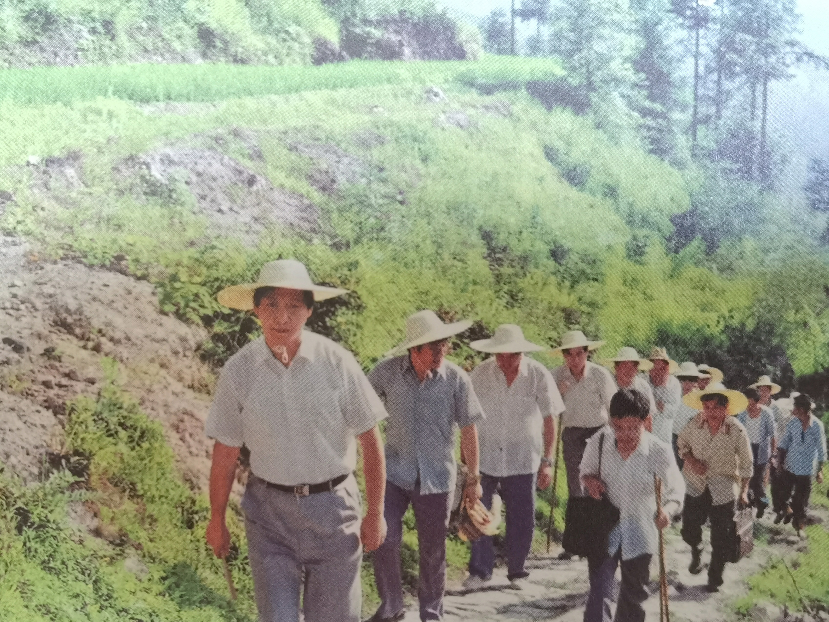 1989年7月，習近平冒著酷暑，帶頭步行到下黨鄉(xiāng)調研。
