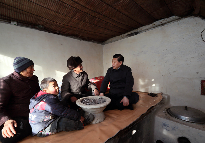 2012年12月30日，習(xí)近平在河北省阜平縣龍泉關(guān)鎮(zhèn)駱駝灣村看望唐榮斌老人一家。