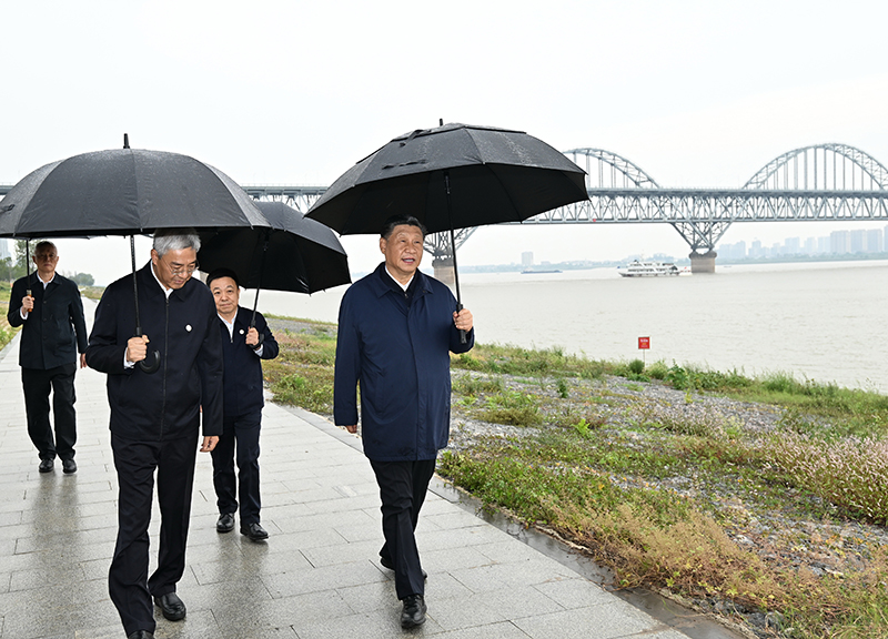 2023年10月10日，習(xí)近平總書記在江西長江國家文化公園九江城區(qū)段冒雨考察。