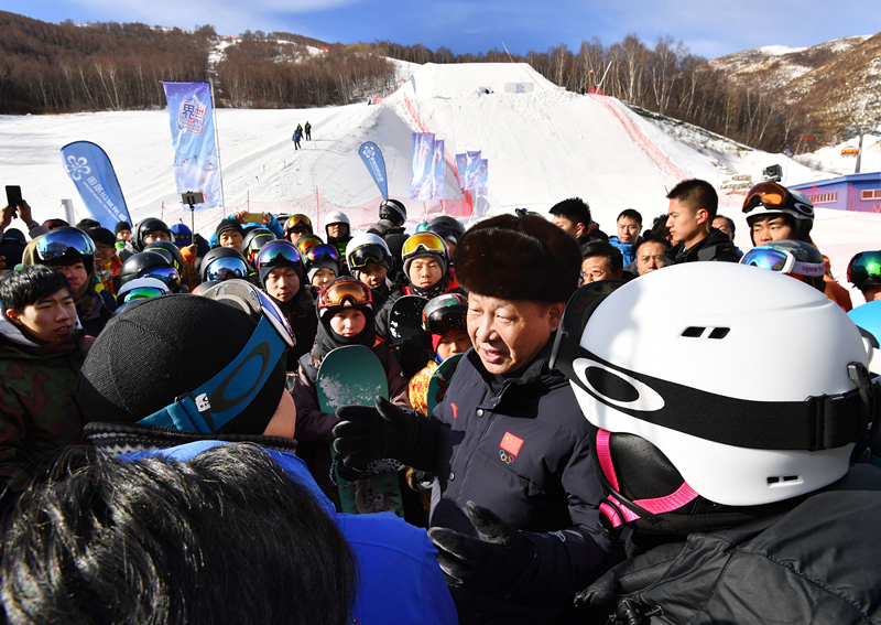 2017年1月23日，習近平總書記在云頂滑雪場同正在集訓的國家滑雪隊運動員及滑雪愛好者親切交談。