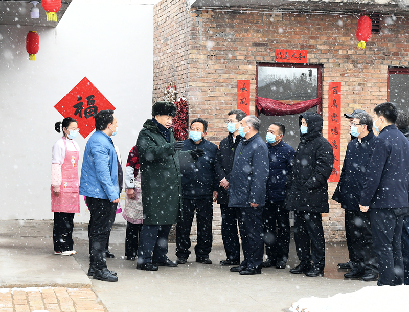 2022年1月26日，習近平總書記在山西霍州馮南垣村受災村民師紅兵家看望。