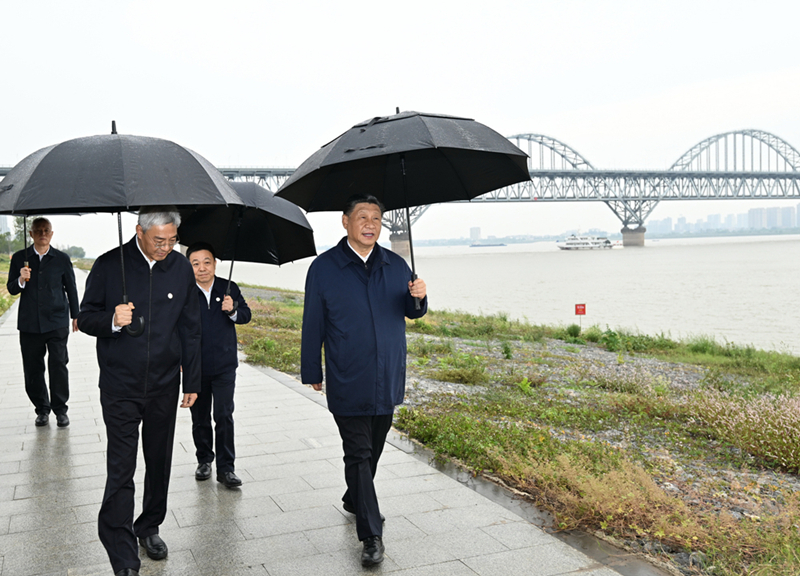 2023年10月10日，習近平在長江國家文化公園九江城區(qū)段考察時，冒雨沿江堤步行察看沿岸風貌。