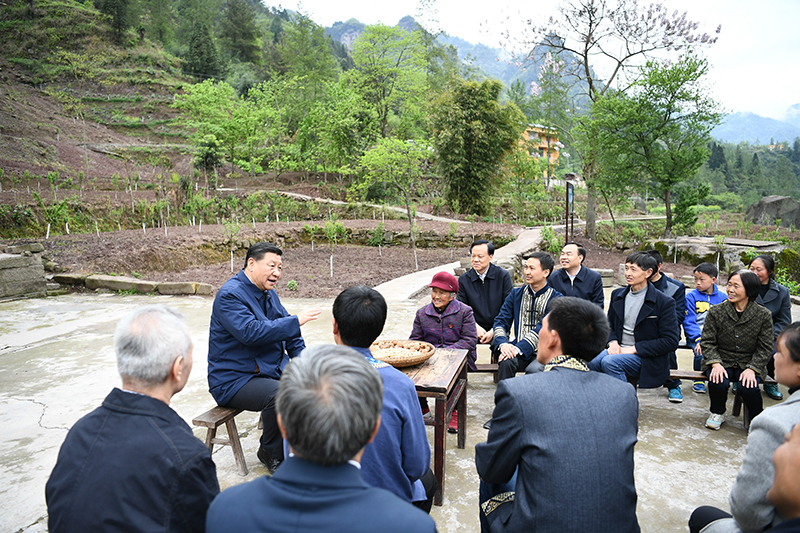 2019年4月15日，習(xí)近平總書(shū)記在重慶石柱土家族自治縣中益鄉(xiāng)華溪村同村民代表、基層干部、扶貧干部、鄉(xiāng)村醫(yī)生等圍坐在一起，共話脫貧攻堅(jiān)。