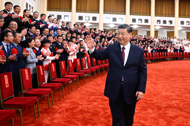 2022年4月8日，北京冬奧會、冬殘奧會總結(jié)表彰大會在北京人民大會堂隆重舉行。會前，習(xí)近平等會見北京冬奧會、冬殘奧會突出貢獻(xiàn)集體代表、突出貢獻(xiàn)個人和中國體育代表團(tuán)成員。