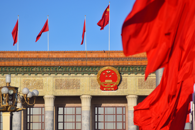 2024年3月8日，北京上空現(xiàn)“兩會(huì)藍(lán)”，人民大會(huì)堂前紅旗飄揚(yáng)。