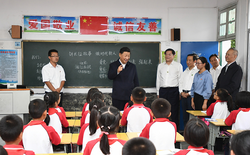 2020年9月16日，習(xí)近平總書記在湖南省郴州市汝城縣文明瑤族鄉(xiāng)第一片小學(xué)，同正在上思政課的同學(xué)們親切交流。