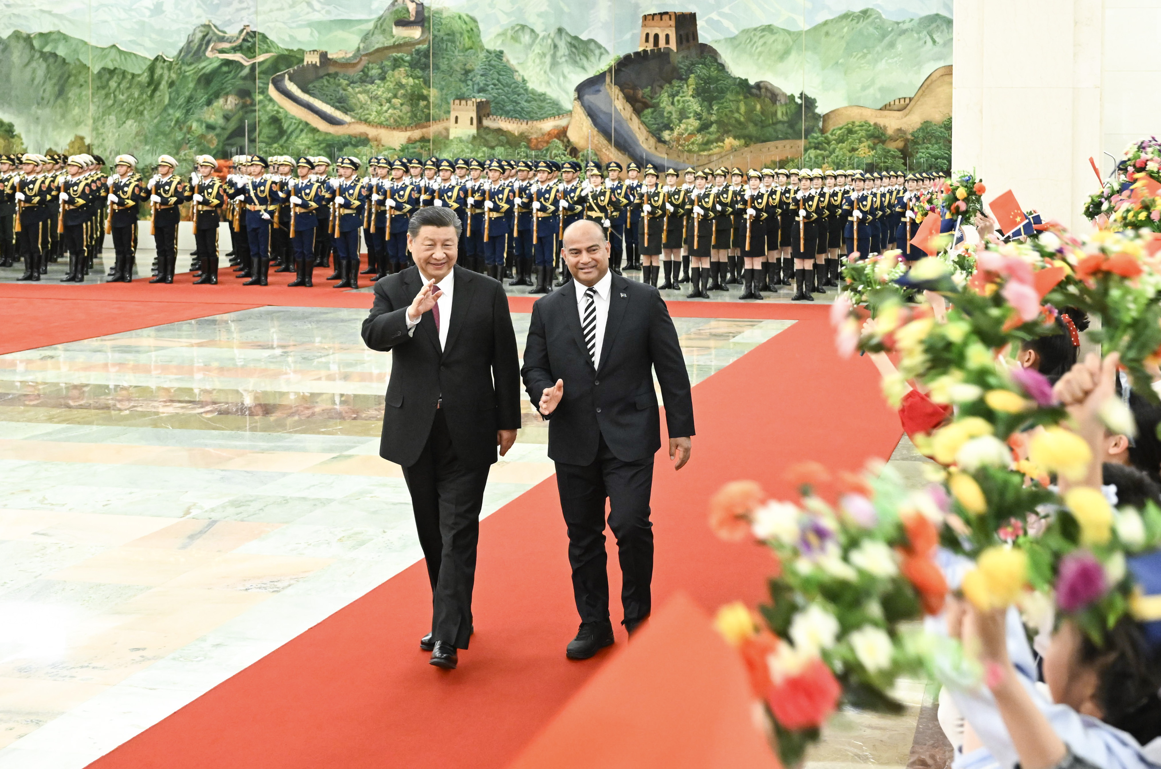 ?2024年3月25日，習(xí)近平在人民大會(huì)堂北大廳為阿迪昂舉行歡迎儀式。