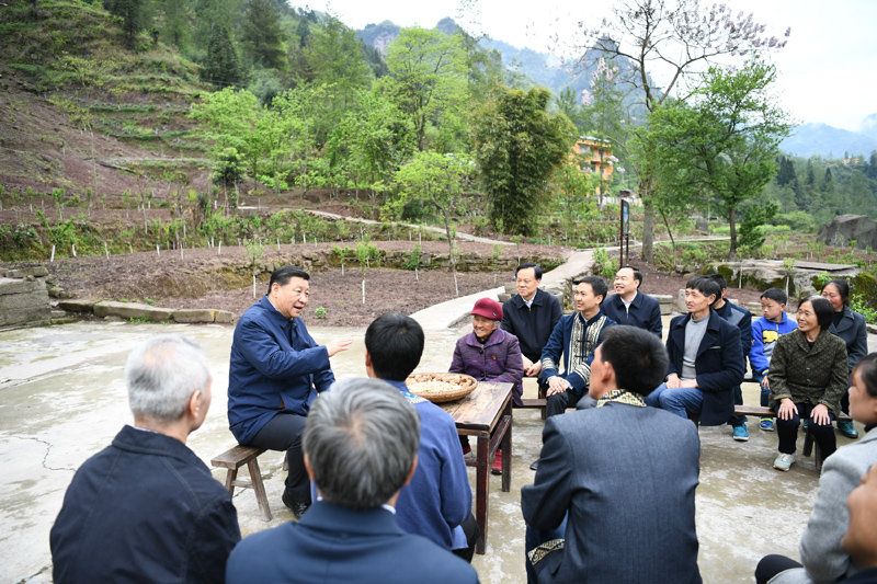 2019年4月15日至17日，中共中央總書(shū)記、國(guó)家主席、中央軍委主席習(xí)近平在重慶考察，并主持召開(kāi)解決“兩不愁三保障”突出問(wèn)題座談會(huì)。這是4月15日下午，習(xí)近平在石柱土家族自治縣中益鄉(xiāng)華溪村同村民代表、基層干部、扶貧干部、鄉(xiāng)村醫(yī)生等圍坐在一起，共話(huà)脫貧攻堅(jiān)。新華社記者 謝環(huán)馳 攝