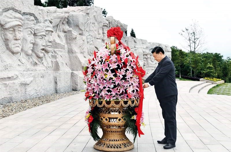 2021年4月25日至27日，中共中央總書記、國家主席、中央軍委主席習近平在廣西考察。這是25日上午，習近平在位于桂林市全州縣的紅軍長征湘江戰(zhàn)役紀念園，向湘江戰(zhàn)役紅軍烈士敬獻花籃。 新華社記者 謝環(huán)馳/攝