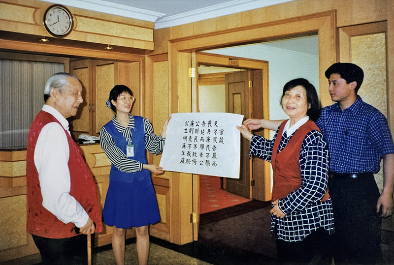 1999年3月，習(xí)仲勛欣賞齊心的書法作品《官箴》。