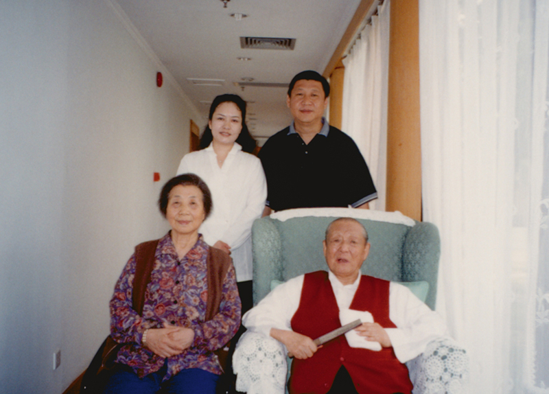 這是習(xí)近平、彭麗媛同習(xí)仲勛、齊心的合影。