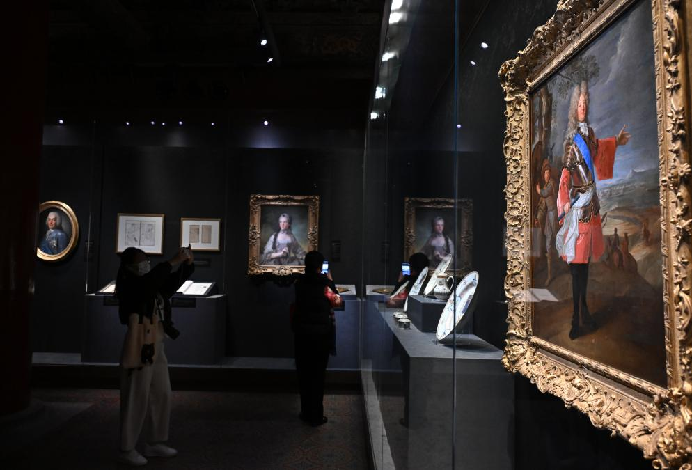 4月1日，作為中法文化旅游年的重要項目，“紫禁城與凡爾賽宮——17、18世紀的中法交往”展覽在故宮文華殿開幕。圖為觀眾當天參觀展覽。新華社記者 金良快 攝