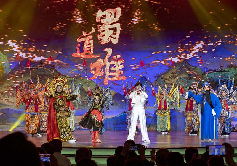 2023年10月13日，成都，“把青春華章寫在祖國(guó)大地上”大思政課網(wǎng)絡(luò)主題宣傳和互動(dòng)引導(dǎo)活動(dòng)在四川大學(xué)舉行。