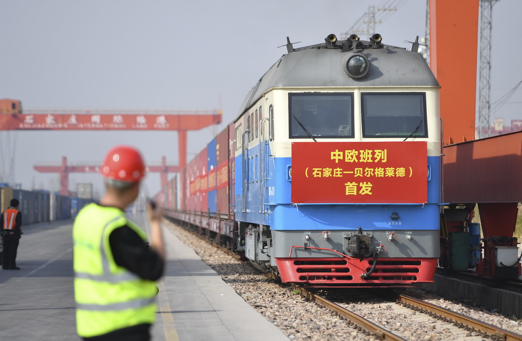3月21日，滿載110個(gè)標(biāo)準(zhǔn)集裝箱貨物的中歐班列從石家莊國際陸港出發(fā)，駛往塞爾維亞共和國首都貝爾格萊德。新華社發(fā)（張曉峰攝）