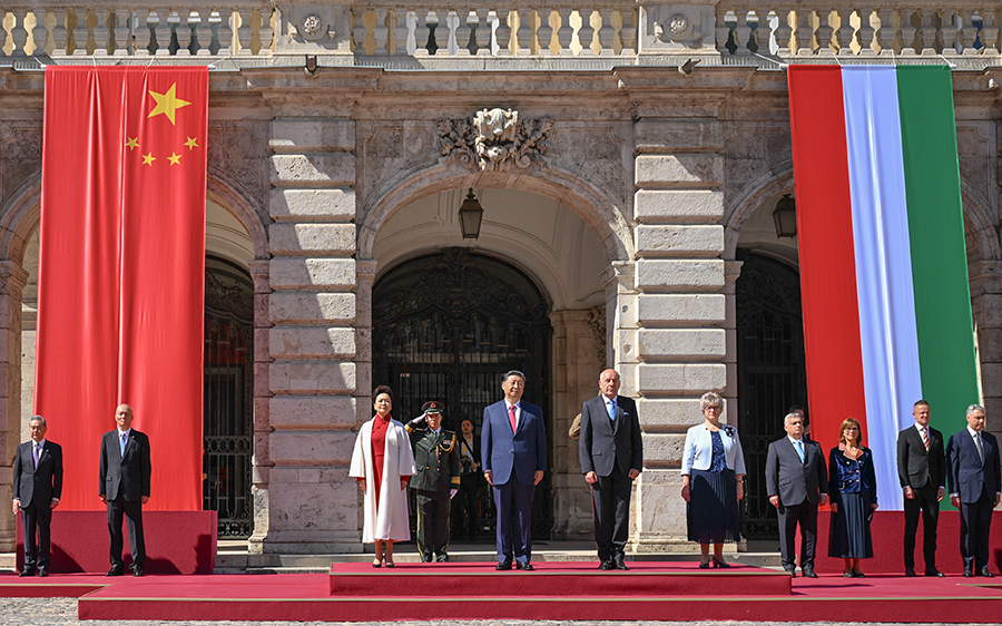 當(dāng)?shù)貢r(shí)間5月9日上午，國(guó)家主席習(xí)近平在布達(dá)佩斯出席匈牙利總統(tǒng)舒尤克和總理歐爾班共同舉行的隆重歡迎儀式。新華社記者 謝環(huán)馳 攝