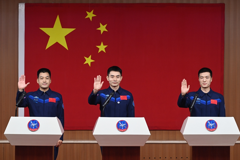 2024年月24日，神舟十八號載人飛行任務(wù)航天員葉光富（中）、李聰（右）、李廣蘇在酒泉衛(wèi)星發(fā)射中心問天閣與媒體記者集體見面。