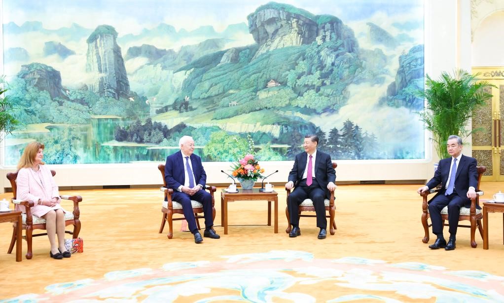 2024年4月8日，國(guó)家主席習(xí)近平在北京人民大會(huì)堂會(huì)見法國(guó)梅里?；饡?huì)主席梅里埃夫婦。新華社記者 黃敬文 攝