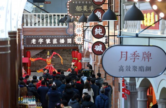顧客在天津老字號集合店內(nèi)觀看演出。新華社記者 趙子碩 攝
