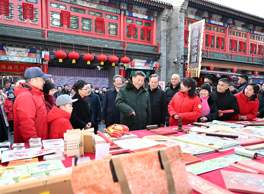 2024年2月1日下午，習(xí)近平在天津古文化街考察時，同店鋪員工和現(xiàn)場群眾互動交流。新華社記者 謝環(huán)馳 攝