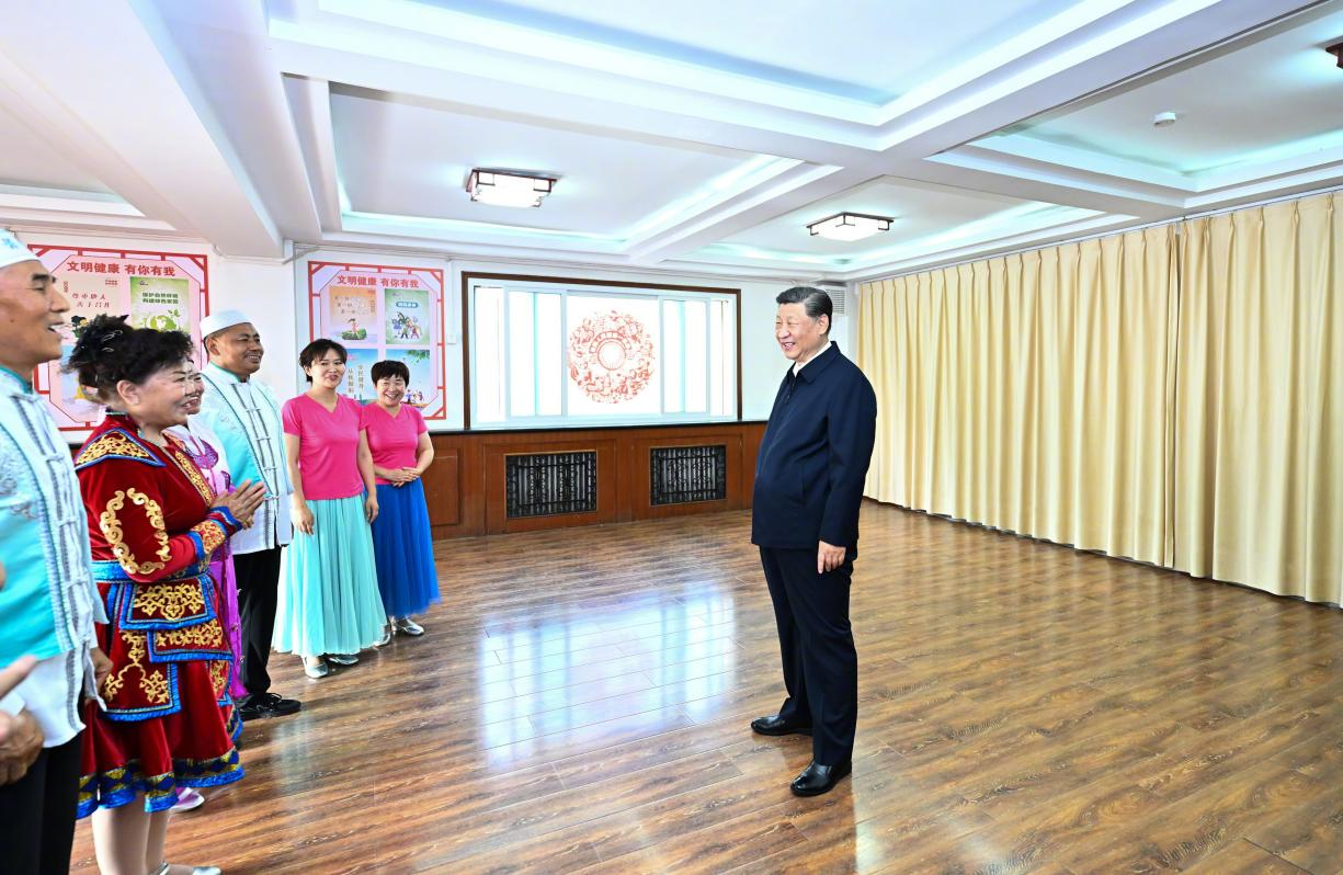 6月19日下午，習(xí)近平總書記在銀川市金鳳區(qū)長城花園社區(qū)活動(dòng)室考察時(shí)，同社區(qū)居民親切交流。