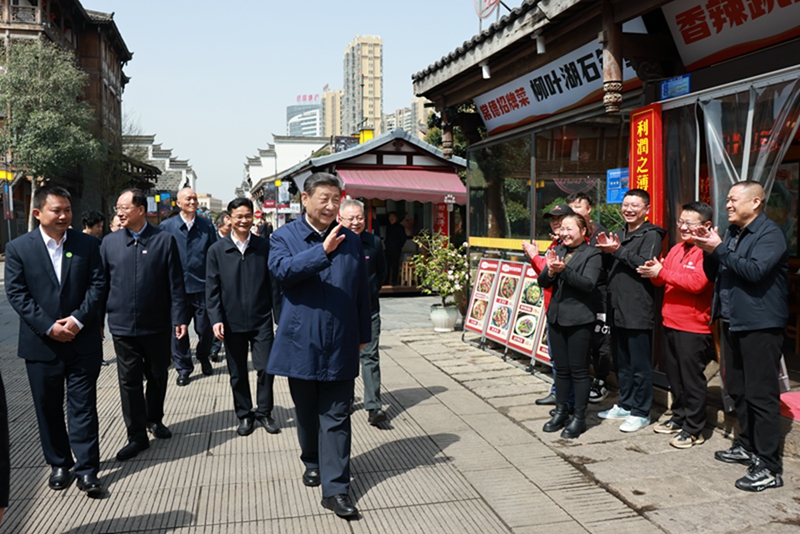 2024年3月19日上午，習(xí)近平在常德河街考察時，同店主和游客親切交流。新華社記者 王曄 攝