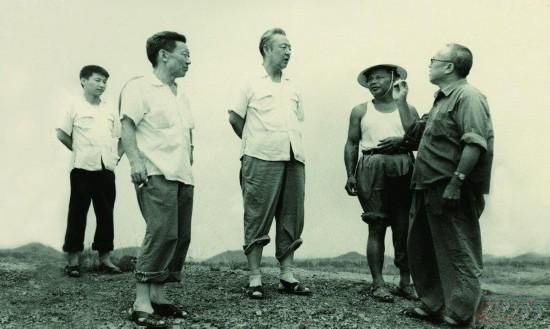 1978年8月，習(xí)仲勛（左三）在廣東惠陽農(nóng)村調(diào)研。在清華大學(xué)讀書的習(xí)近平（左一）利用暑假時(shí)間參加社會(huì)實(shí)踐，隨同父親一起下鄉(xiāng)。
