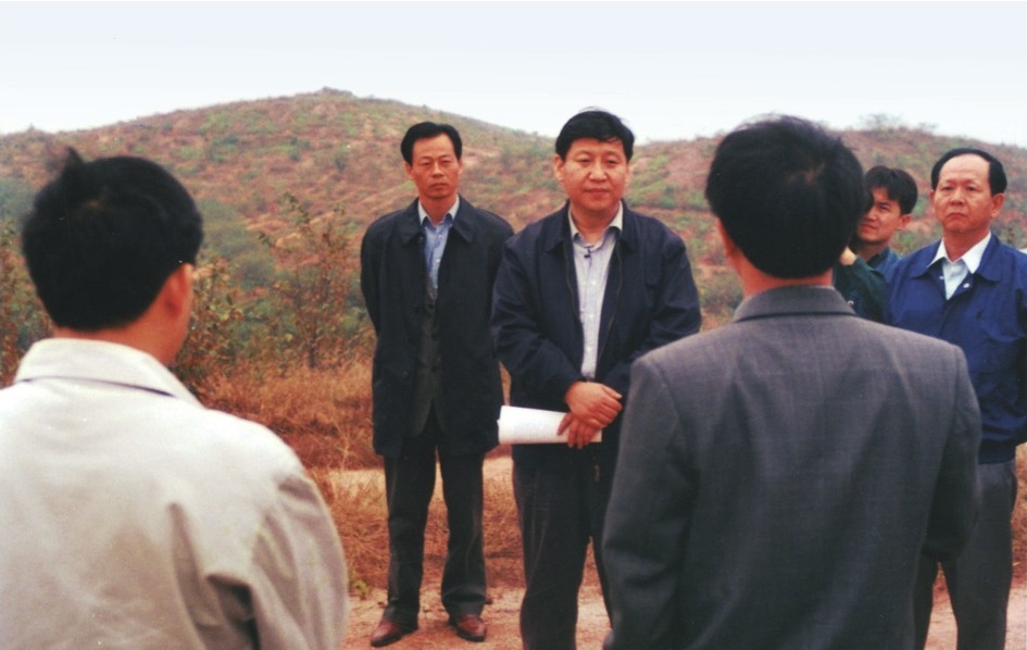 1999年11月，習近平在龍巖市長汀縣河田水土流失治理區(qū)調研。圖源：《習近平在福建（下）》