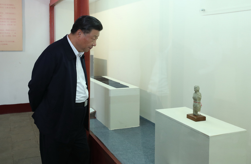 2021年5月12日，習近平總書記在南陽市考察東漢醫(yī)學家張仲景的墓祠紀念地醫(yī)圣祠。 