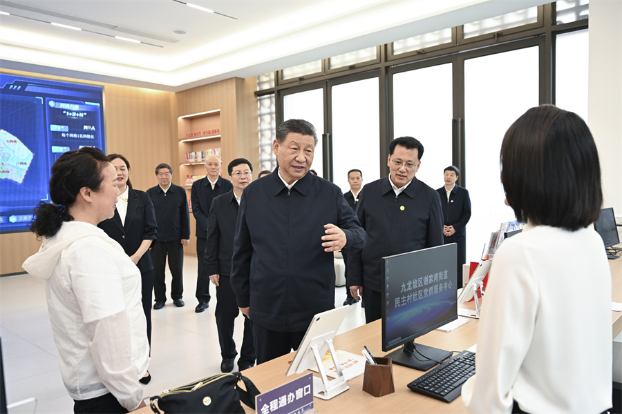 2024年4月22日至24日，中共中央總書記、國家主席、中央軍委主席習近平在重慶考察。這是22日下午，習近平在九龍坡區(qū)謝家灣街道民主村社區(qū)考察。新華社記者 謝環(huán)馳 攝