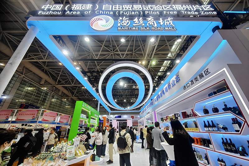 2024年3月18日，第四屆中國跨境電商交易會在福建福州開幕。展會聚焦“鏈接跨境全流域 共建電商新生態(tài)”，集聚全國80余個外貿(mào)產(chǎn)業(yè)帶的上千家供應鏈企業(yè)。