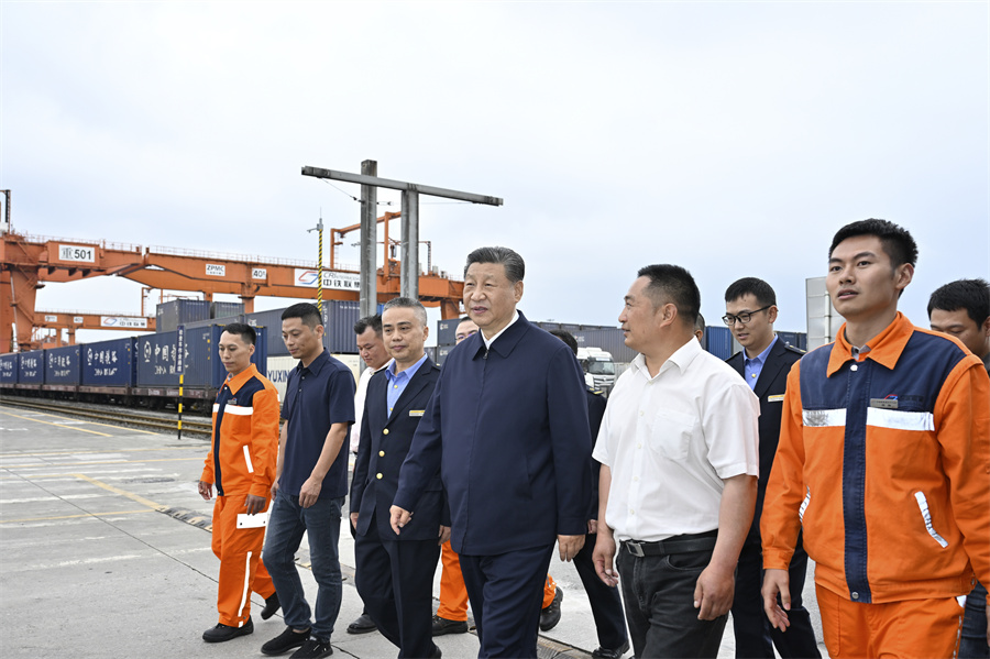 2024年4月22日至24日，中共中央總書記、國家主席、中央軍委主席習近平在重慶考察。這是22日下午，習近平在重慶國際物流樞紐園區(qū)重慶鐵路集裝箱中心站，同貨車司機、列車司機、裝卸工人、場站管理人員等親切交流。新華社記者 岳月偉 攝