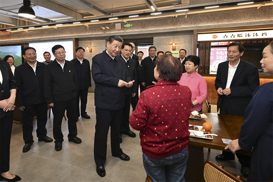 2024年4月22日下午，習(xí)近平在九龍坡區(qū)謝家灣街道民主村社區(qū)考察時，同正在社區(qū)食堂就餐的群眾親切交流。新華社記者 謝環(huán)馳 攝
