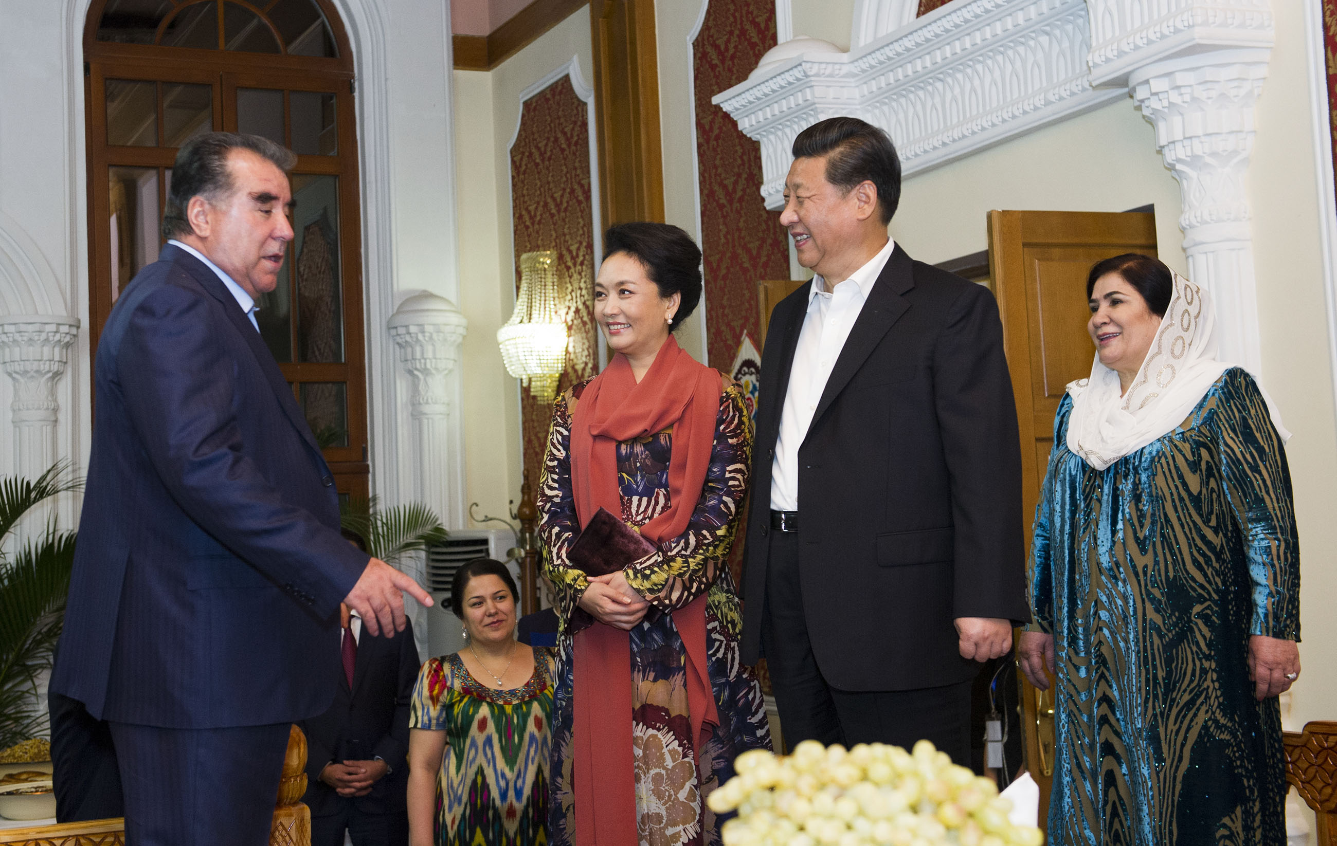 2014年9月12日，習(xí)近平主席在杜尚別出席塔吉克斯坦總統(tǒng)拉赫蒙舉行的家宴。這是習(xí)近平主席和夫人彭麗媛在拉赫蒙夫婦陪同下參觀總統(tǒng)官邸。