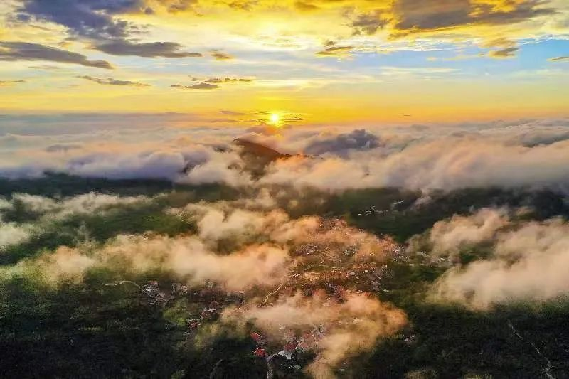 圖為云霧繚繞的軍營村，群山盡翠，紅瓦掩映。廈門市委宣傳部供圖