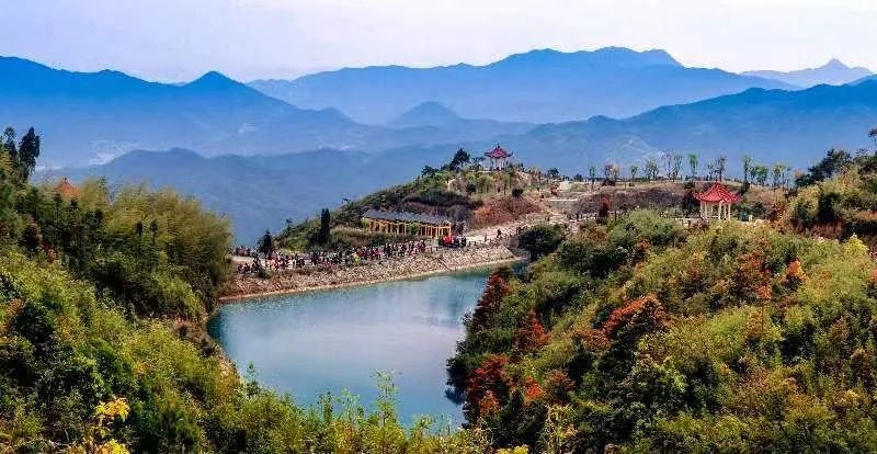 圖為游客們到軍營村七彩池欣賞美景。廈門市委宣傳部供圖