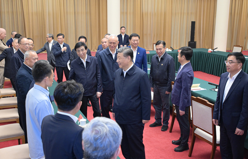 2024年5月23日，習(xí)近平總書記在山東省濟(jì)南市主持召開企業(yè)和專家座談會(huì)并發(fā)表重要講話。這是總書記同參會(huì)的企業(yè)和專家代表親切交流。
