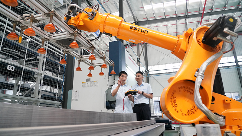 2023年8月26日，武漢，湖北長(zhǎng)江電氣有限公司智能車間，工作人員正在操作智能機(jī)械臂。