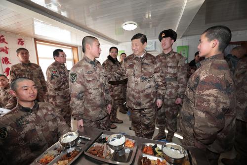 2014年1月26日中午，習(xí)近平來(lái)到連隊(duì)食堂，同戰(zhàn)士們一起用餐。新華社記者 李剛 攝