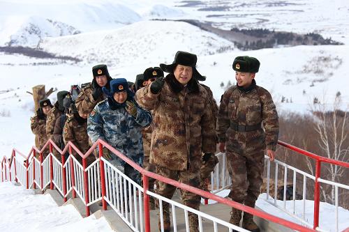  2014年1月26日上午，習(xí)近平來(lái)到內(nèi)蒙古邊防某團(tuán)三角山哨所，看望正在執(zhí)勤的戰(zhàn)士。新華社記者 李剛 攝