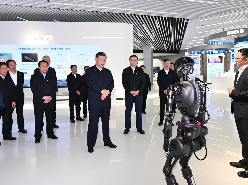 2023年11月28日下午，習近平在浦東新區(qū)張江科學城參觀上?？萍紕?chuàng)新成果展。新華社記者 謝環(huán)馳 攝