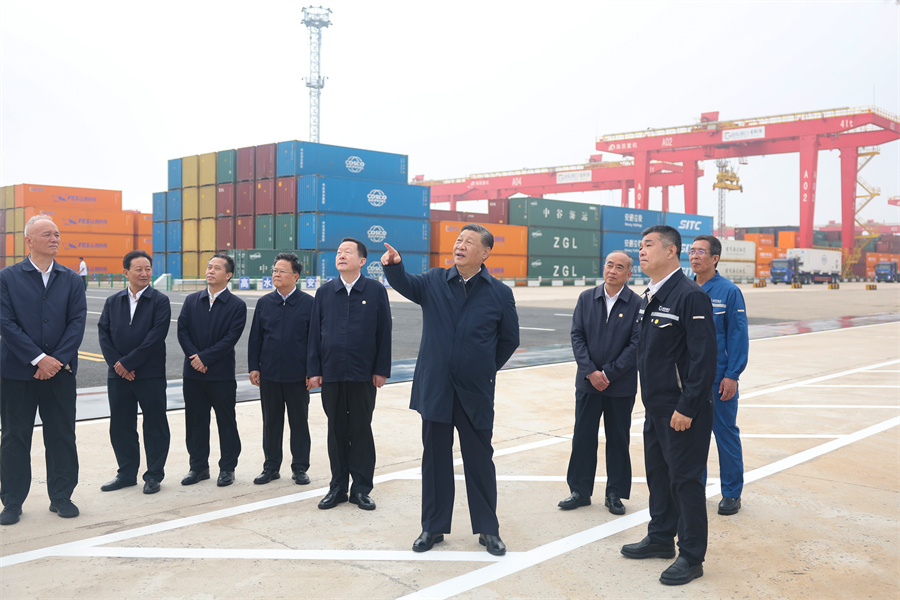 2024年5月22日至24日，中共中央總書記、國家主席、中央軍委主席習(xí)近平在山東考察。這是22日下午，習(xí)近平在日照港察看全自動化集裝箱碼頭作業(yè)場景。新華社記者 鞠鵬 攝