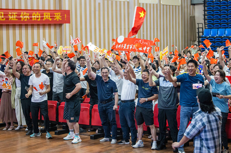 北京時(shí)間7月27日，2024年巴黎奧運(yùn)會(huì)首個(gè)比賽日，在射擊10米氣步槍混合團(tuán)體比賽中，中國(guó)選手黃雨婷/盛李豪獲得金牌。圖為黃雨婷的母校師生們通過收看奧運(yùn)直播的方式為她加油助威。