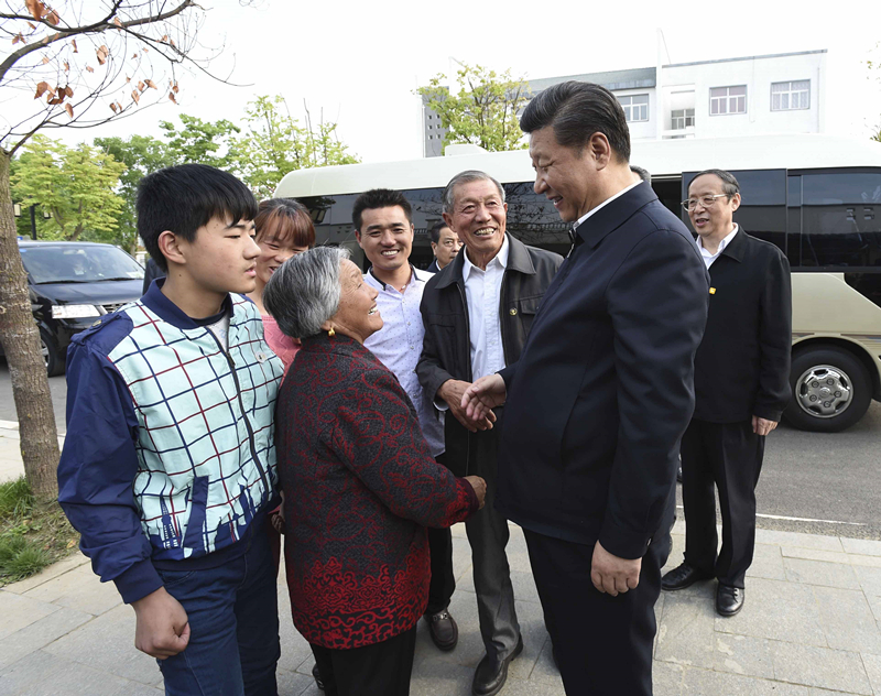 2016年4月25日，習(xí)近平在安徽省滁州市鳳陽縣小崗村看望當(dāng)年大包干帶頭人嚴(yán)金昌（右三）一家。